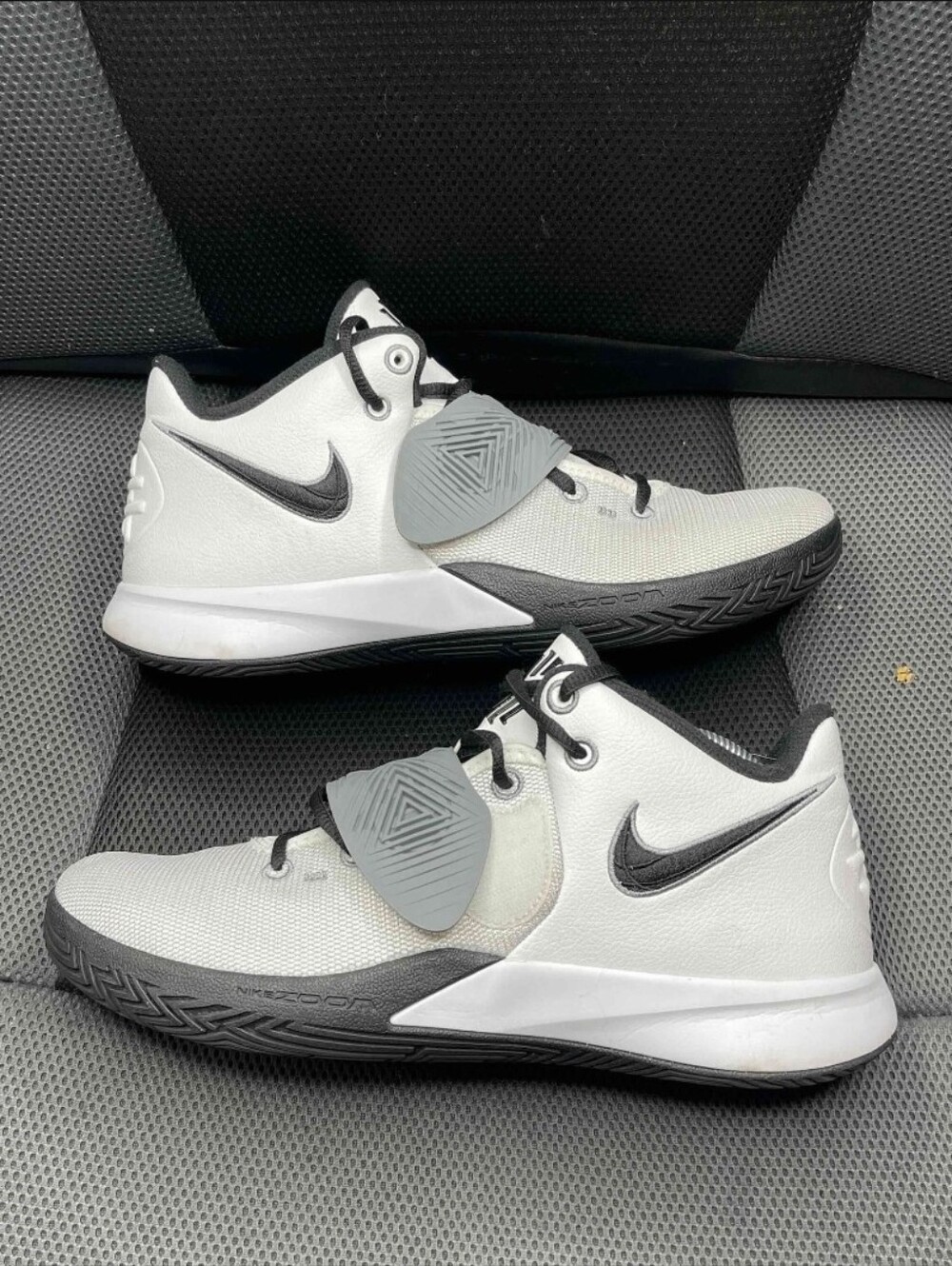 Men's Size 10.5 - Nike Kyrie Flytrap 3 White Cool Grey NO ORIGINAL BOX